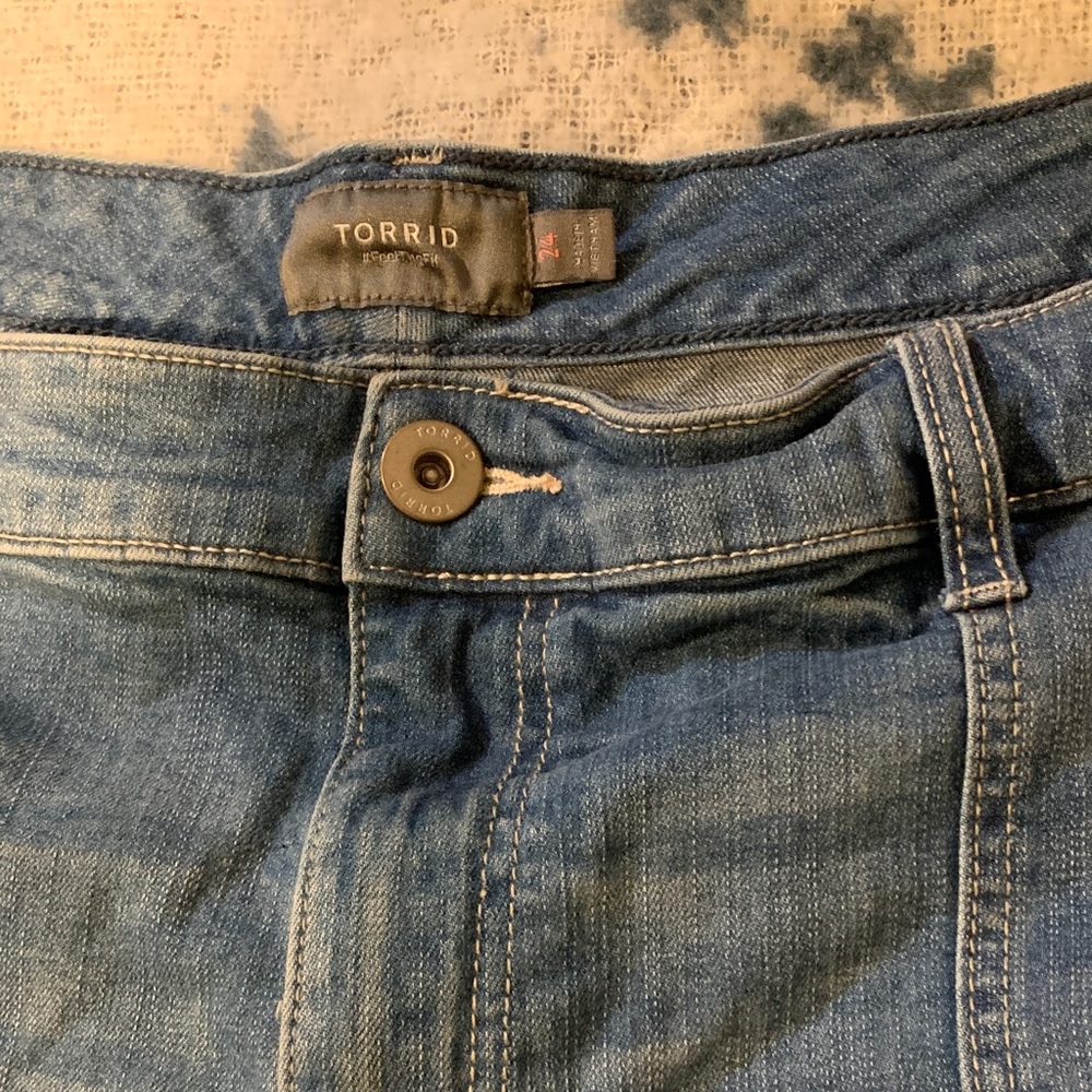 #97 “Torrid” Light Blue Jean Shorts - Picture 3 of 8